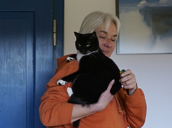 Clickertraining bereitet Katze und Mensch Freude Katze auf Schulter